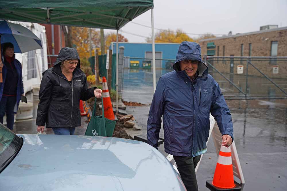 Gloucester Mayor Greg Verga, right, and his wife Kellie Verga help distribute Holiday Baskets on Emerson Avenue on Saturday, Nov. 18. (Photo Courtesy of The Open Door) 